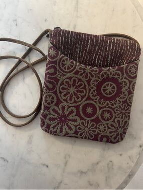 Maruca Cupcake Crossbody Wine Colored Tapestry
